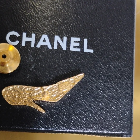 Authentic CHANEL Black 🖤 & Gold High Heel Pumps Pin - Picture 7 of 9